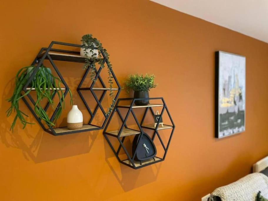 Paramount City Living 105 Суиндън Екстериор снимка